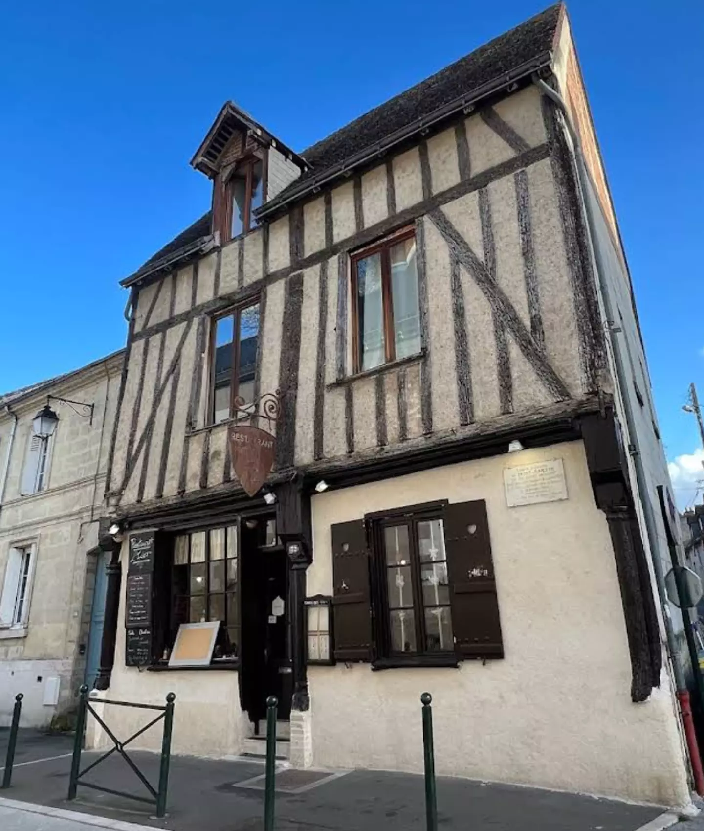 Restaurant l'Ilôt has caused controversy after its chef and manager took to social media to warn customers of new rule (Google/Alexandru Statie)