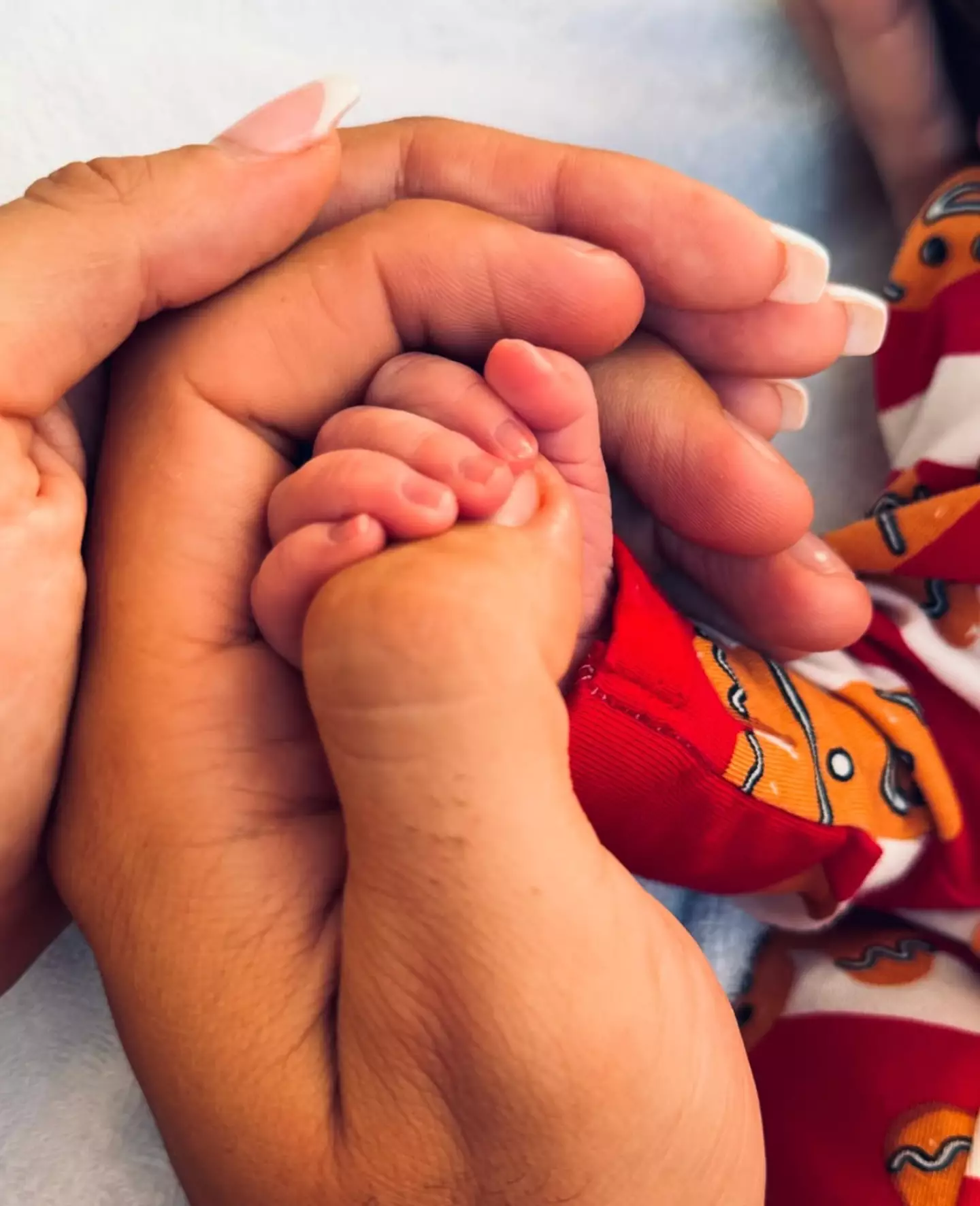 The couple's "Christmas miracle" has arrived, just one month after the couple shared their pregnancy news. (scarletvas/Instagram)