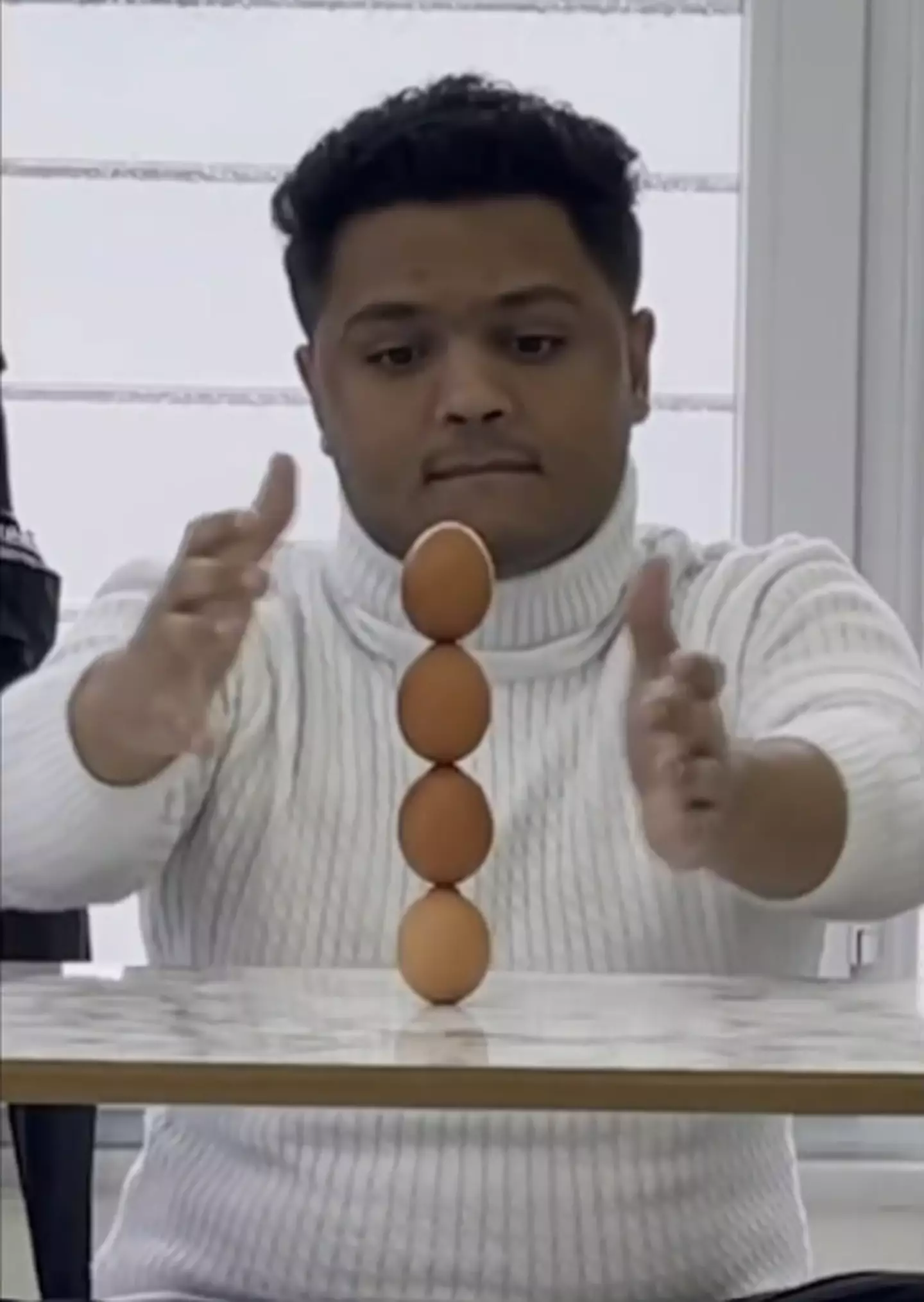 Mohammed Muqbel balanced four eggs. (Guinness World Records)
