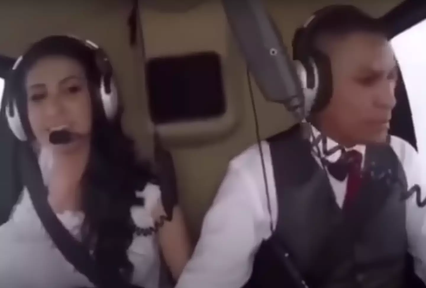 The bride smiled with her brother moments before disaster(Globo/G1)