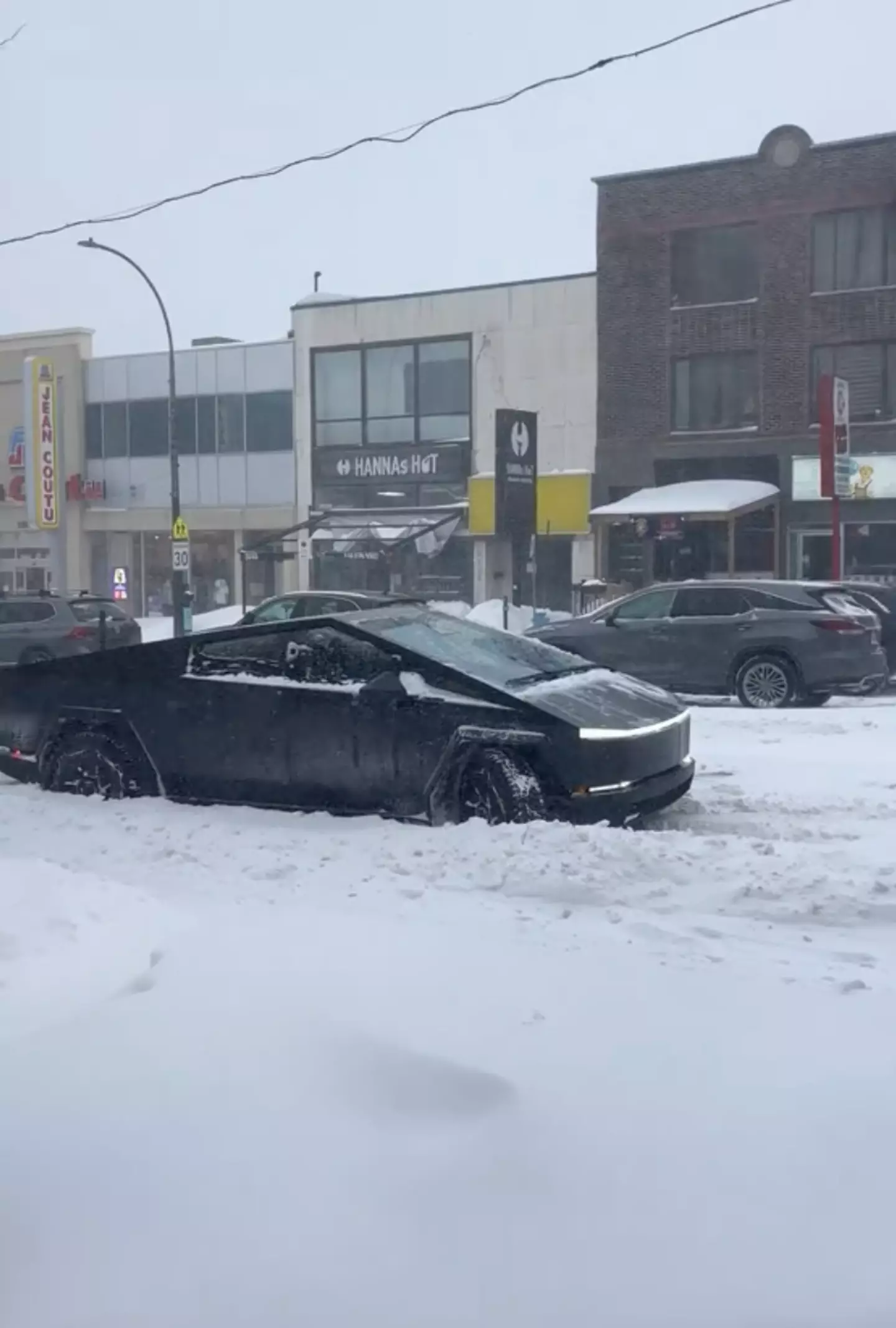 The Tesla truck appeared to struggle to move in the snow (TikTok/@tareq2022khan)