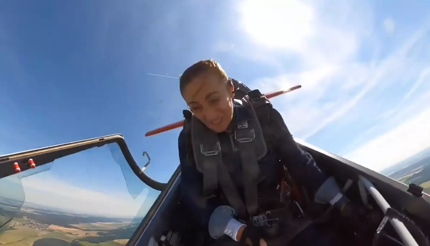 The canopy flew open after Narine took a turn. (narinemelkumjan/Instagram)