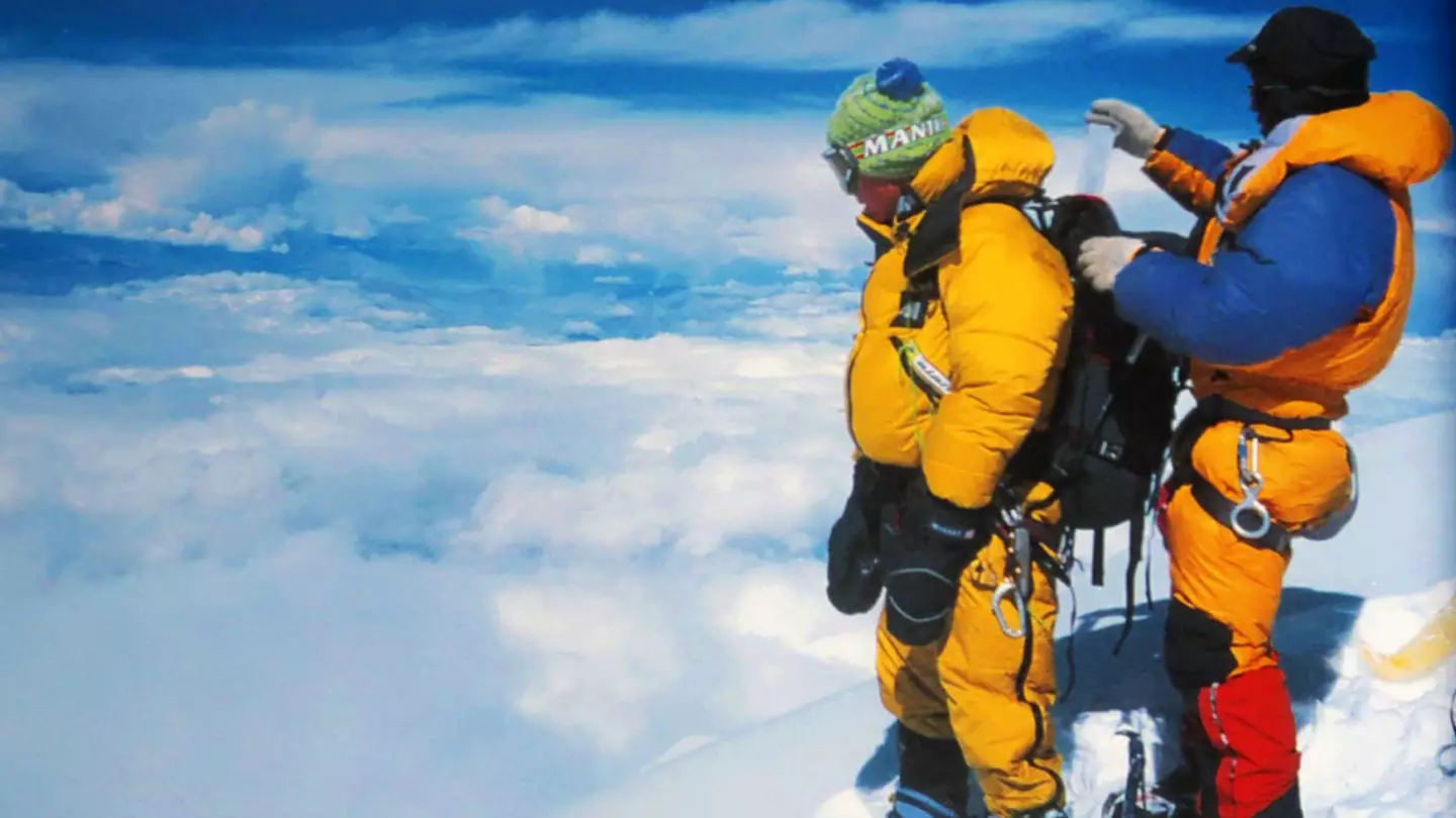 Chilling photo shows final moments of man before his second attempt snowboarding down Mount Everest