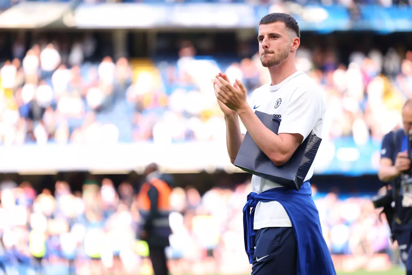 Mason Mount applauds the Chelsea fans. Image: Alamy 