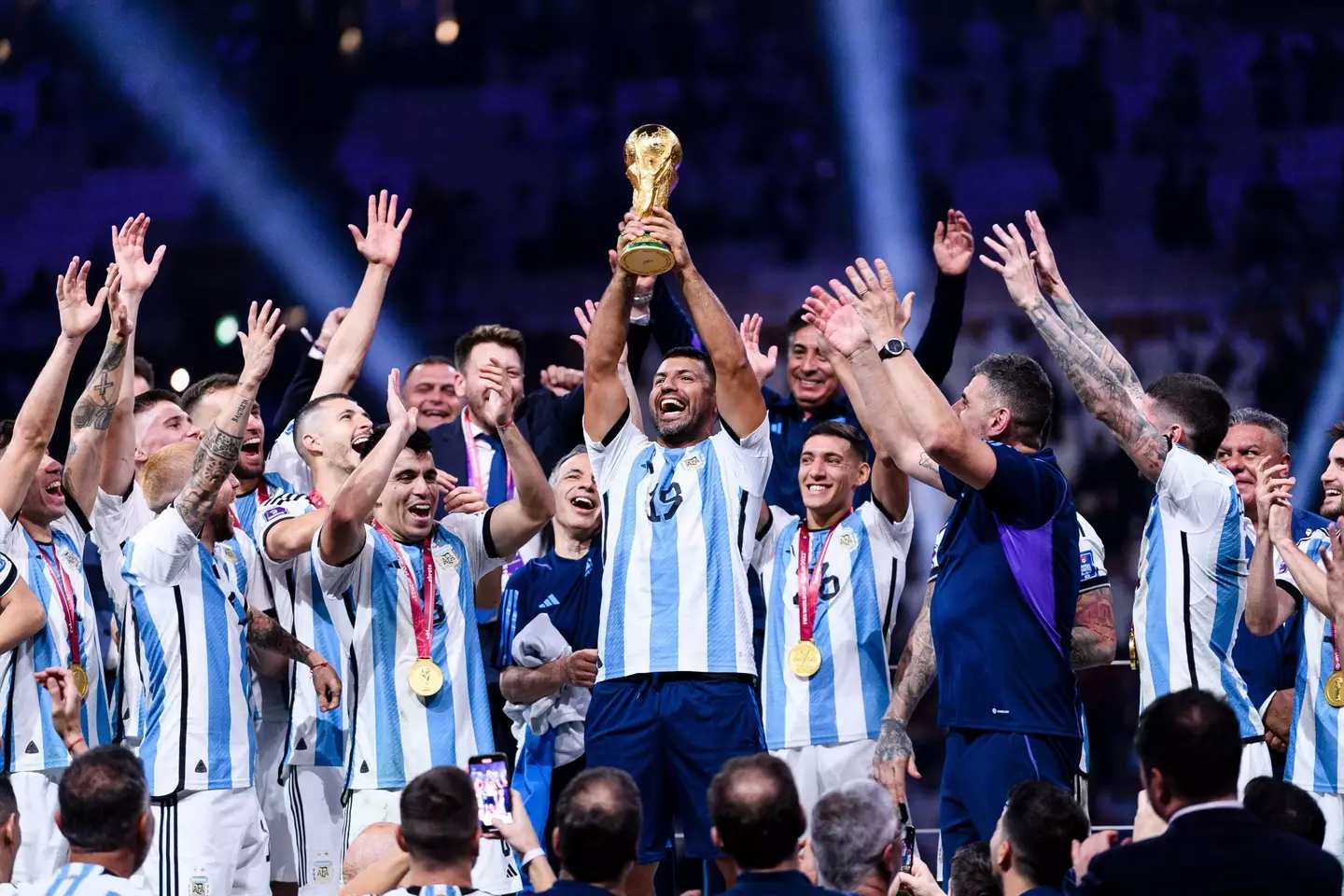 Sergio Aguero raises the World Cup. Image: Alamy 