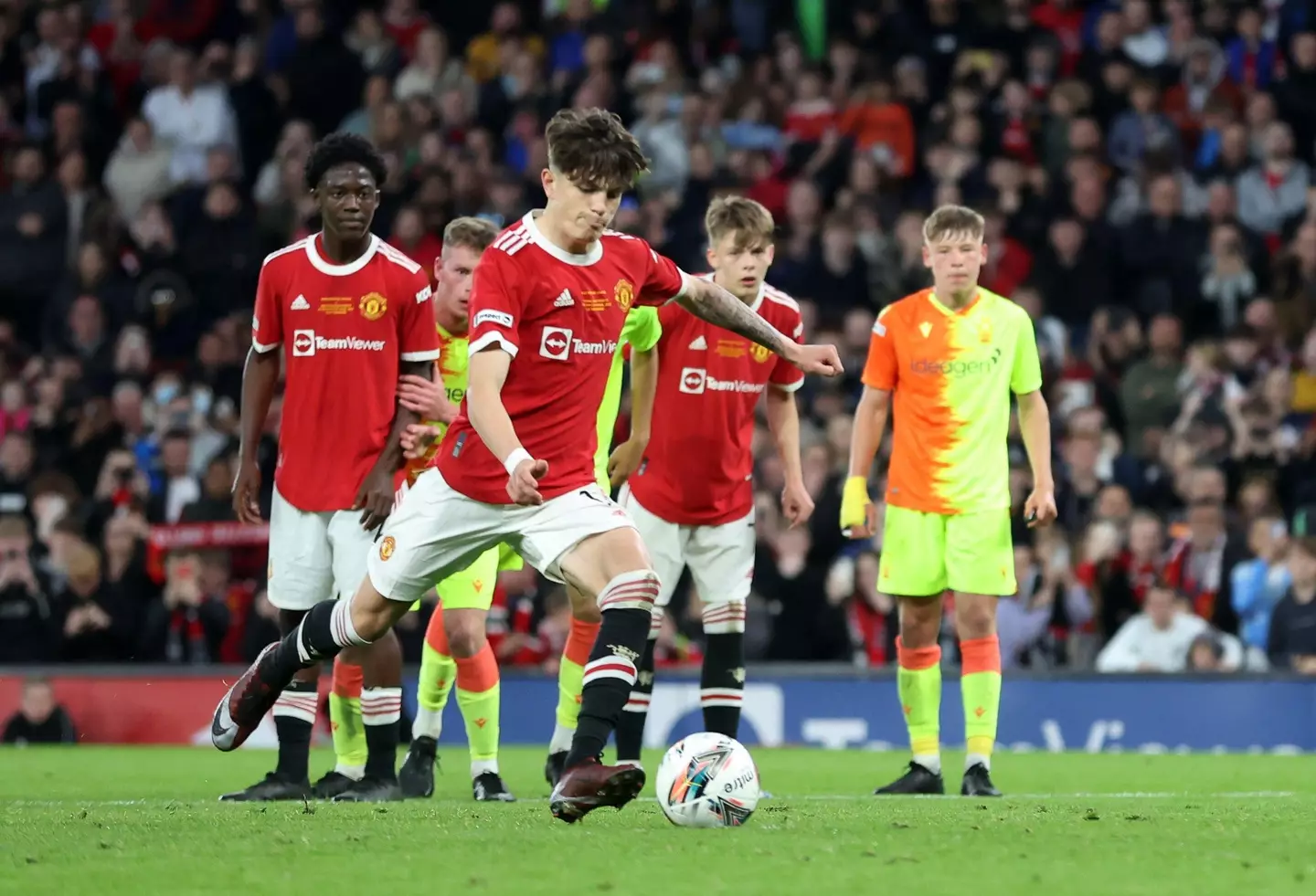 Alejandro Garnacho scores a penalty for Manchester United in the FA Youth Cup final. (Alamy)