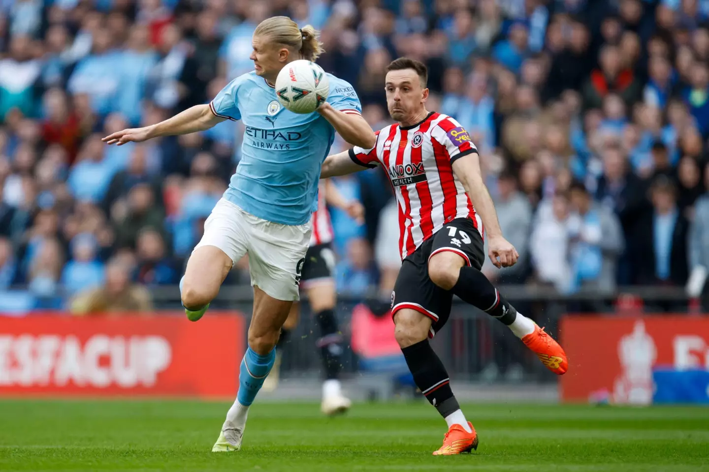 Erling Haaland and Jack Robinson duel for the ball during Manchester City vs. Sheffield United. Image: Alamy 
