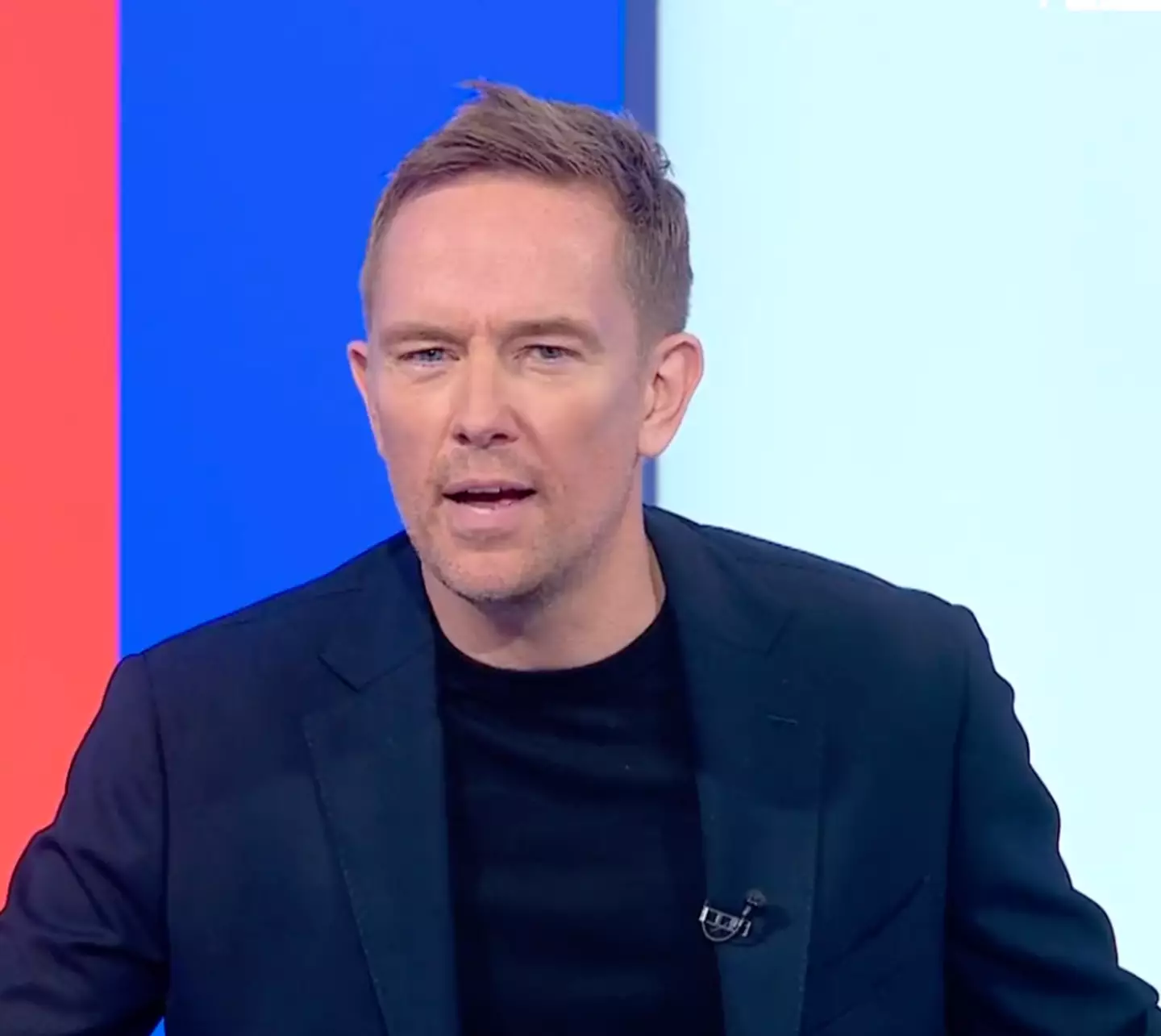 Simon Thomas presenting Soccer Saturday (via Sky Sports)