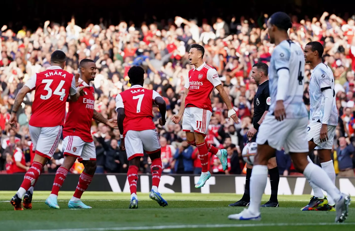 Arsenal players celebrate Martinelli's goal. (Image