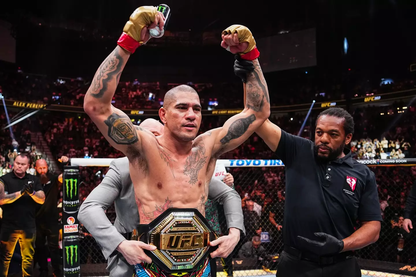 Dana White wraps the UFC belt around Alex Pereira's waist following his win over Jiri Prochazka at UFC 303. Image: Getty