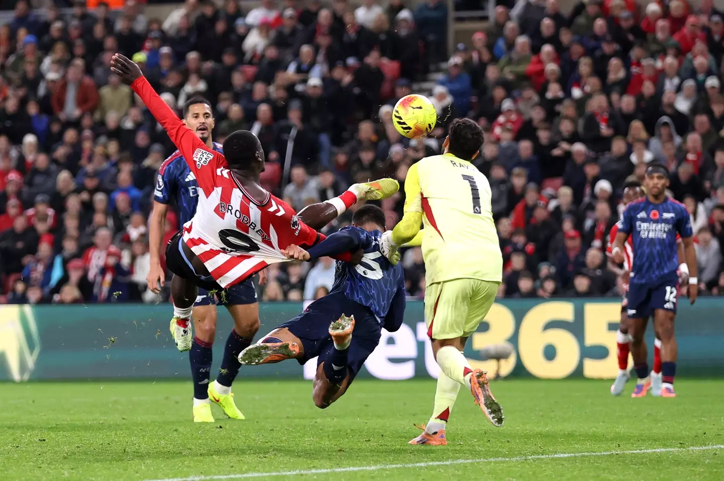 Brian Brobbey scoring for Sunderland vs Arsenal (credit: getty)
