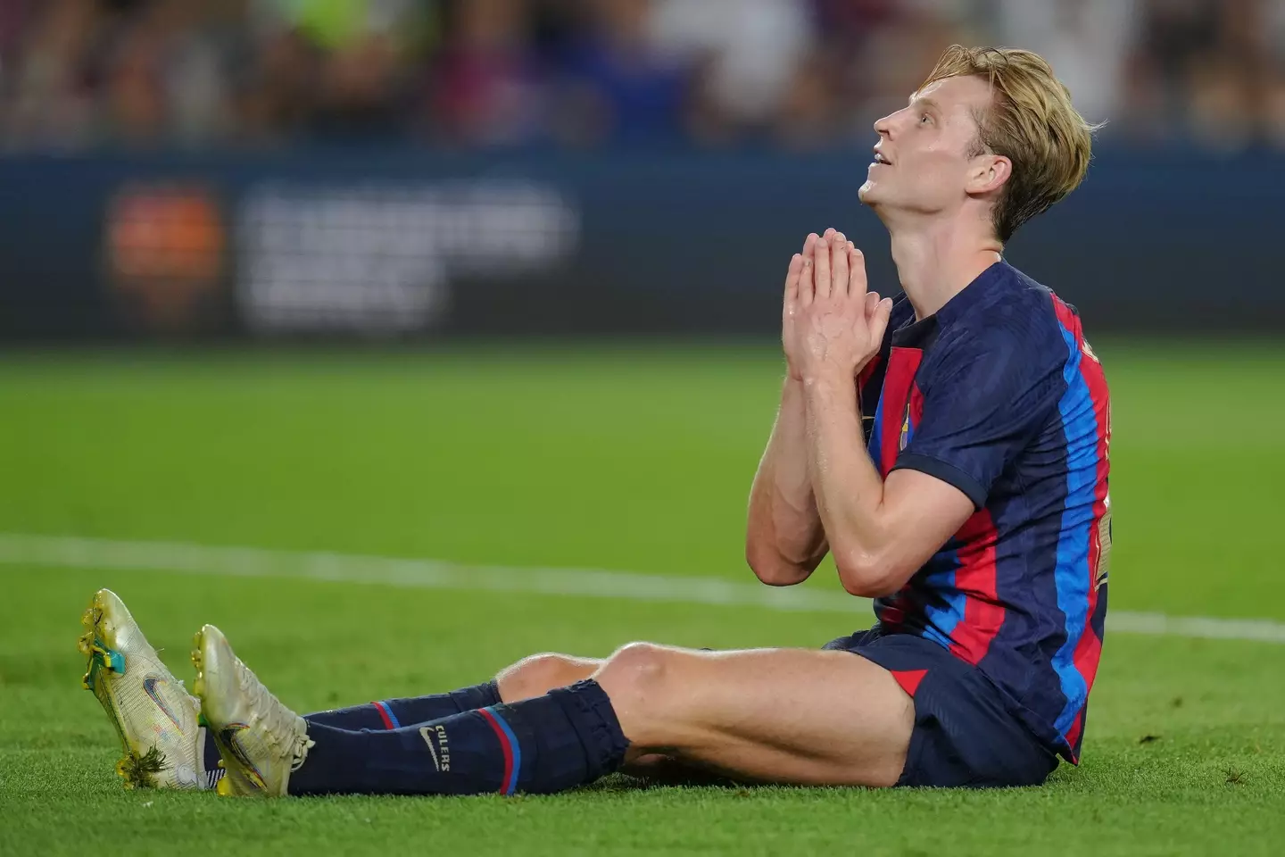 De Jong probably praying he's not off to United. Image: Alamy