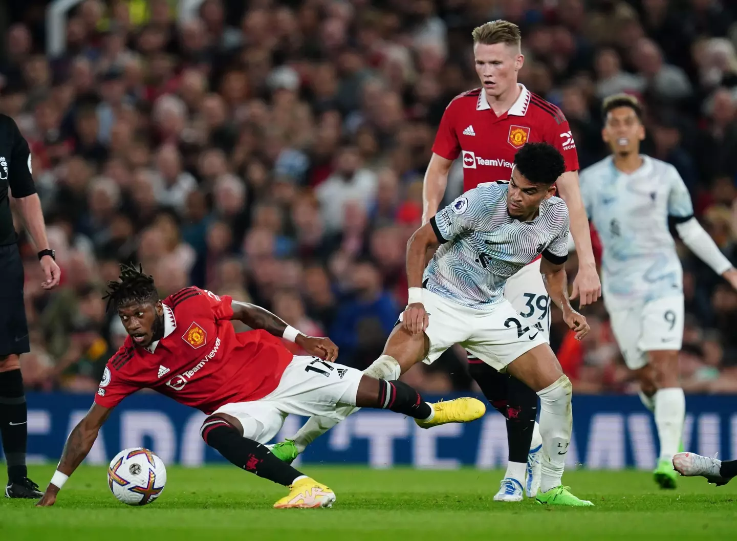 Fred and Scott McTominay challenge Luis Diaz. (Image