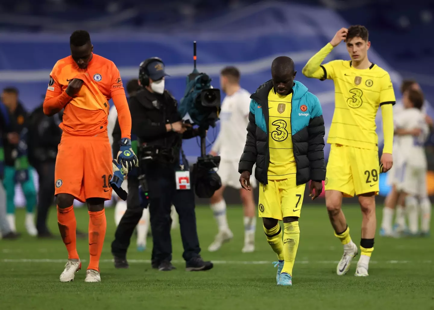 Kante and his Chelsea teammates trudge off at full time. Image: PA Images