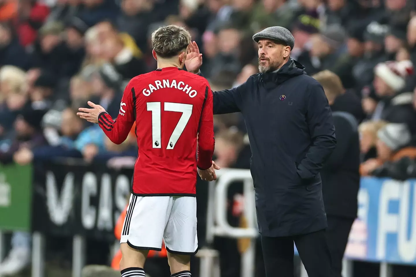 Ten Hag in conversation with Alejandro Garnacho. (Image