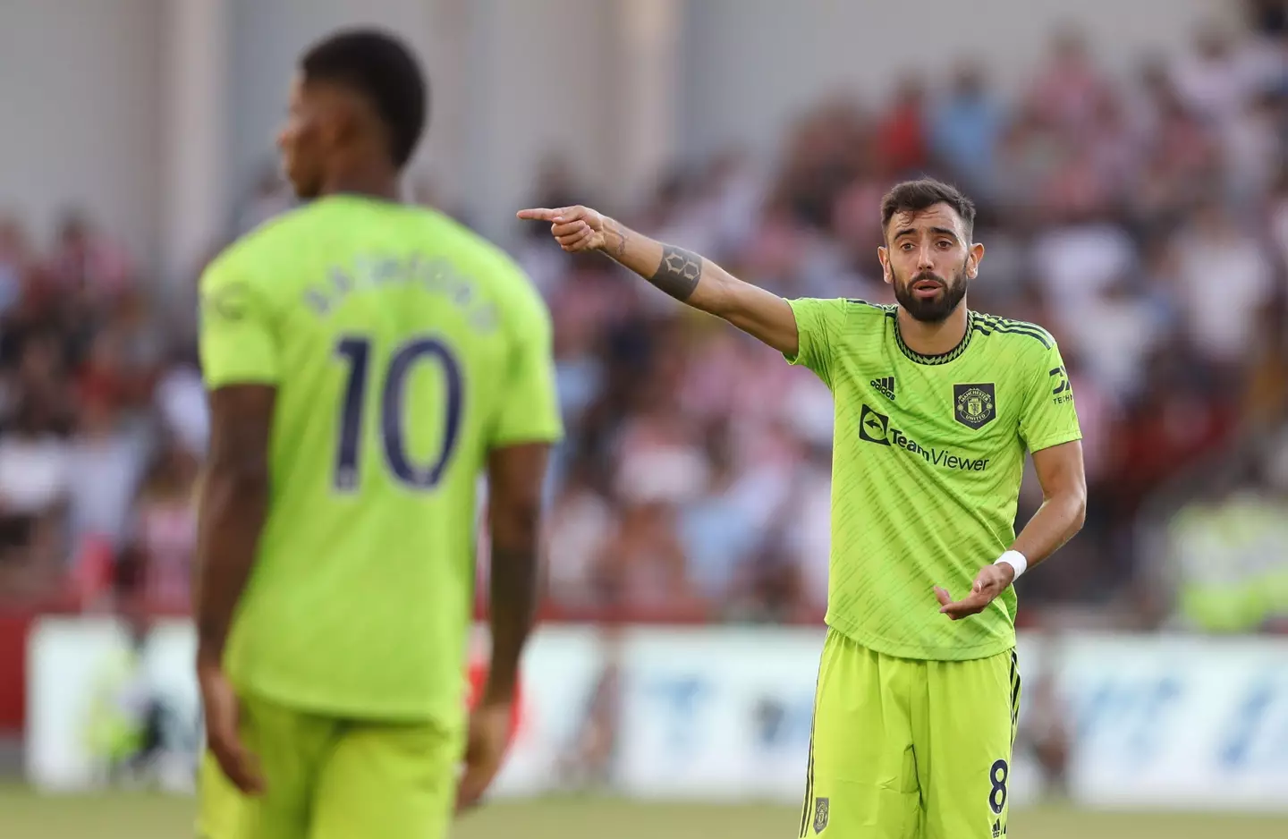 Fernandes gesturing towards Manchester United teammate Marcus Rashford. (Image