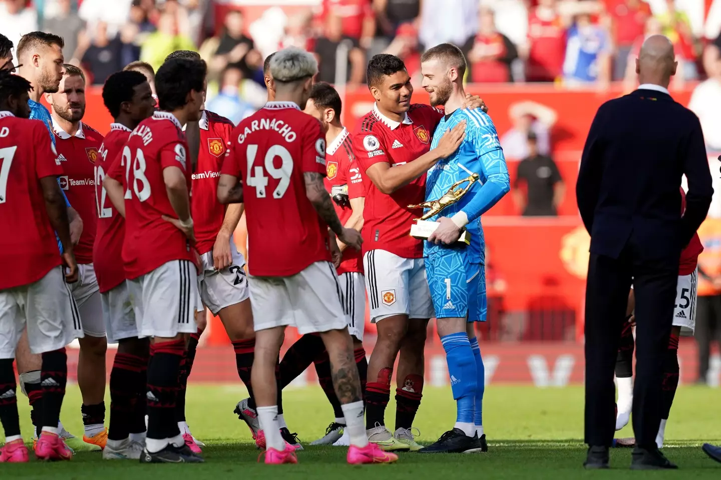 De Gea's United teammates queue up to congratulate him. Image: Alamy