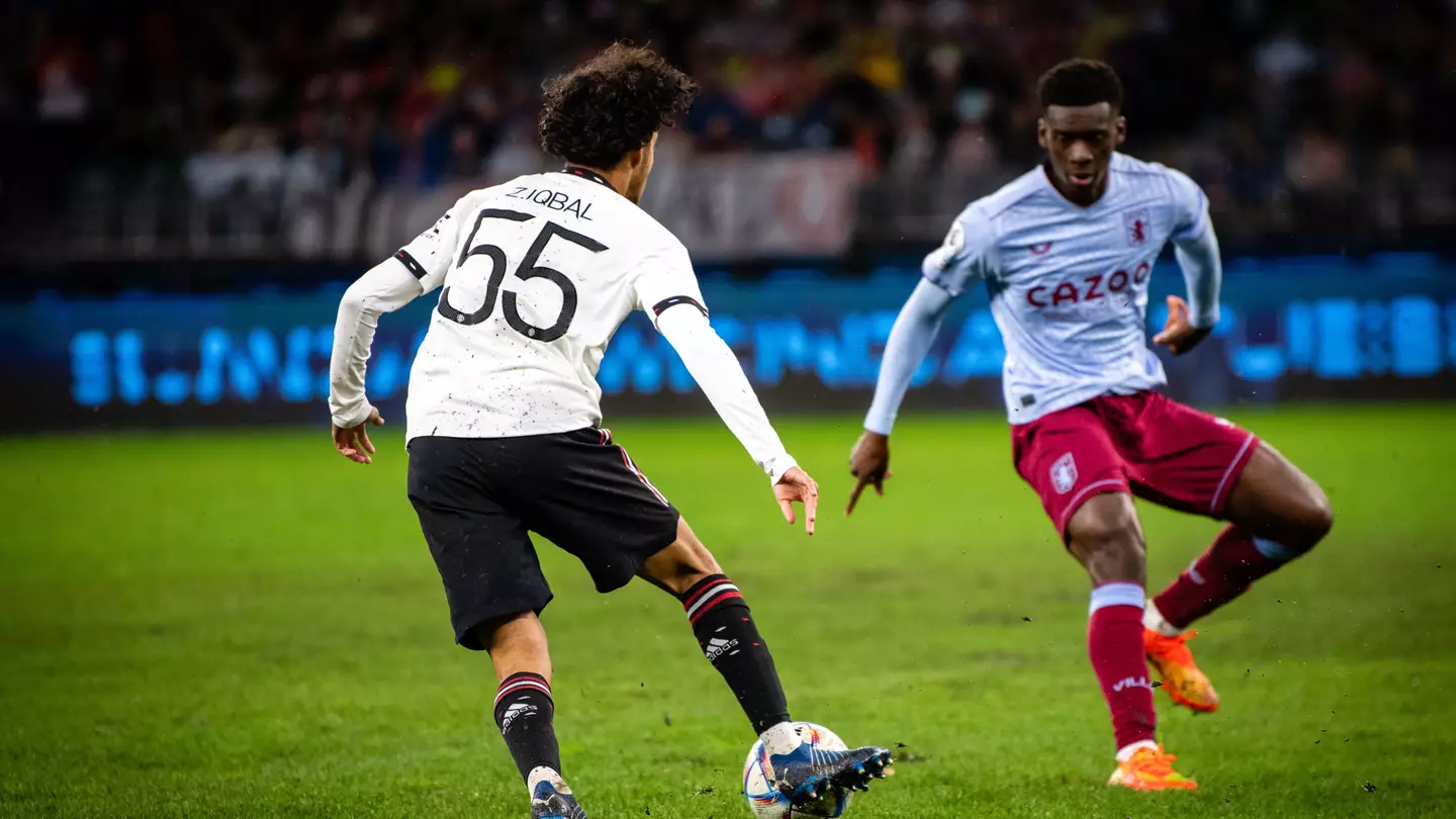 Zidane Iqbal against Aston Villa in pre-season. (Man Utd)