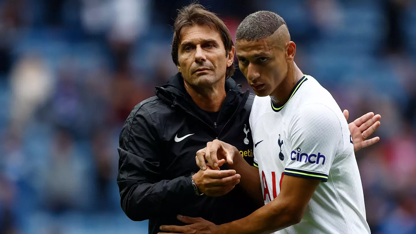 Tottenham Hotspur manager Antonio Conte shakes hands with Richarlison. (Alamy)