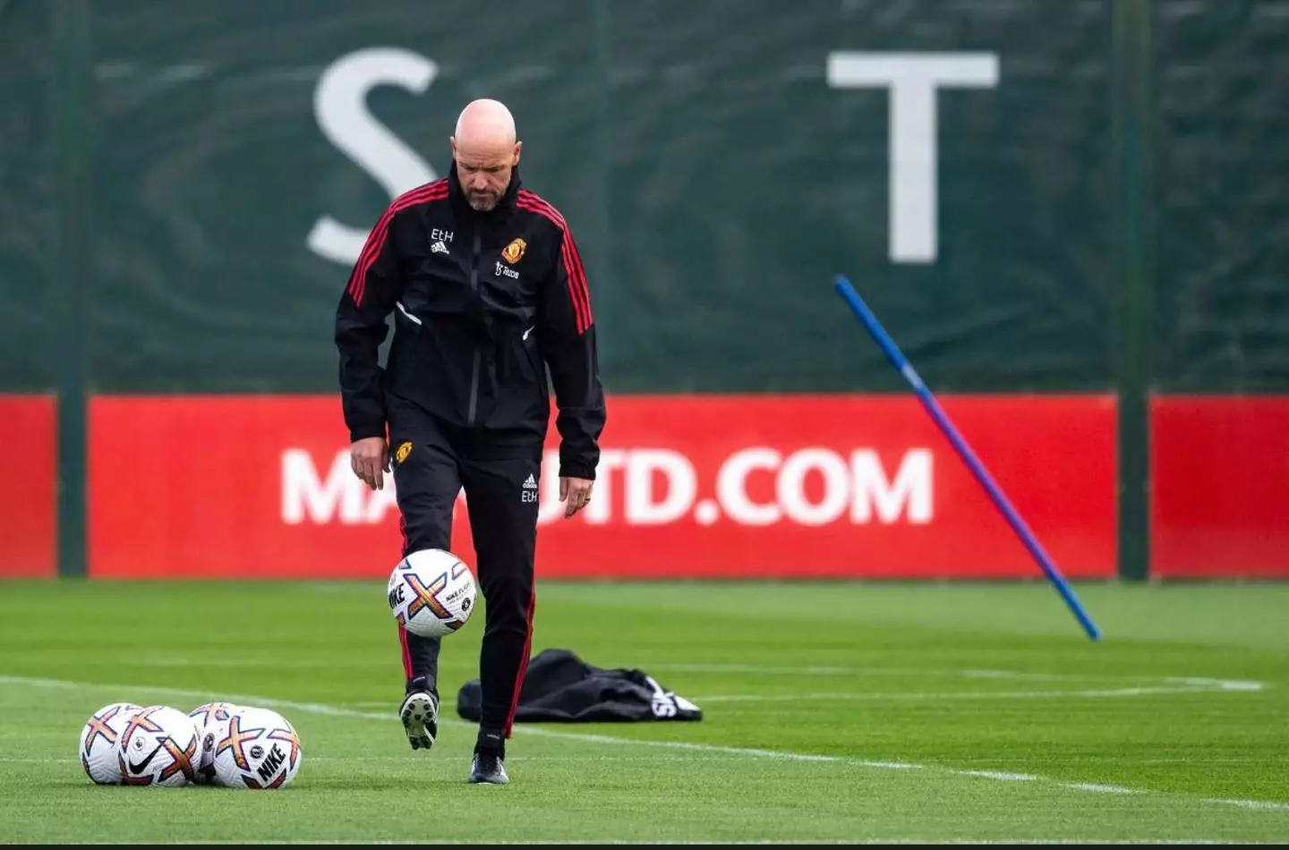 Erik ten Hag performs some kick-ups during training. (Man Utd)