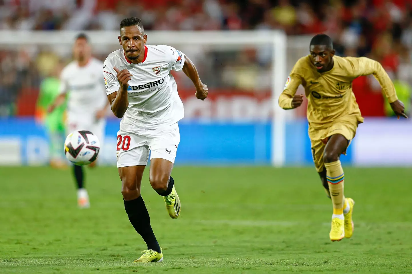 Sevilla's Fernando Reges in action against Barcelona. (PRESSINPHOTO SPORTS AGENCY / Alamy)