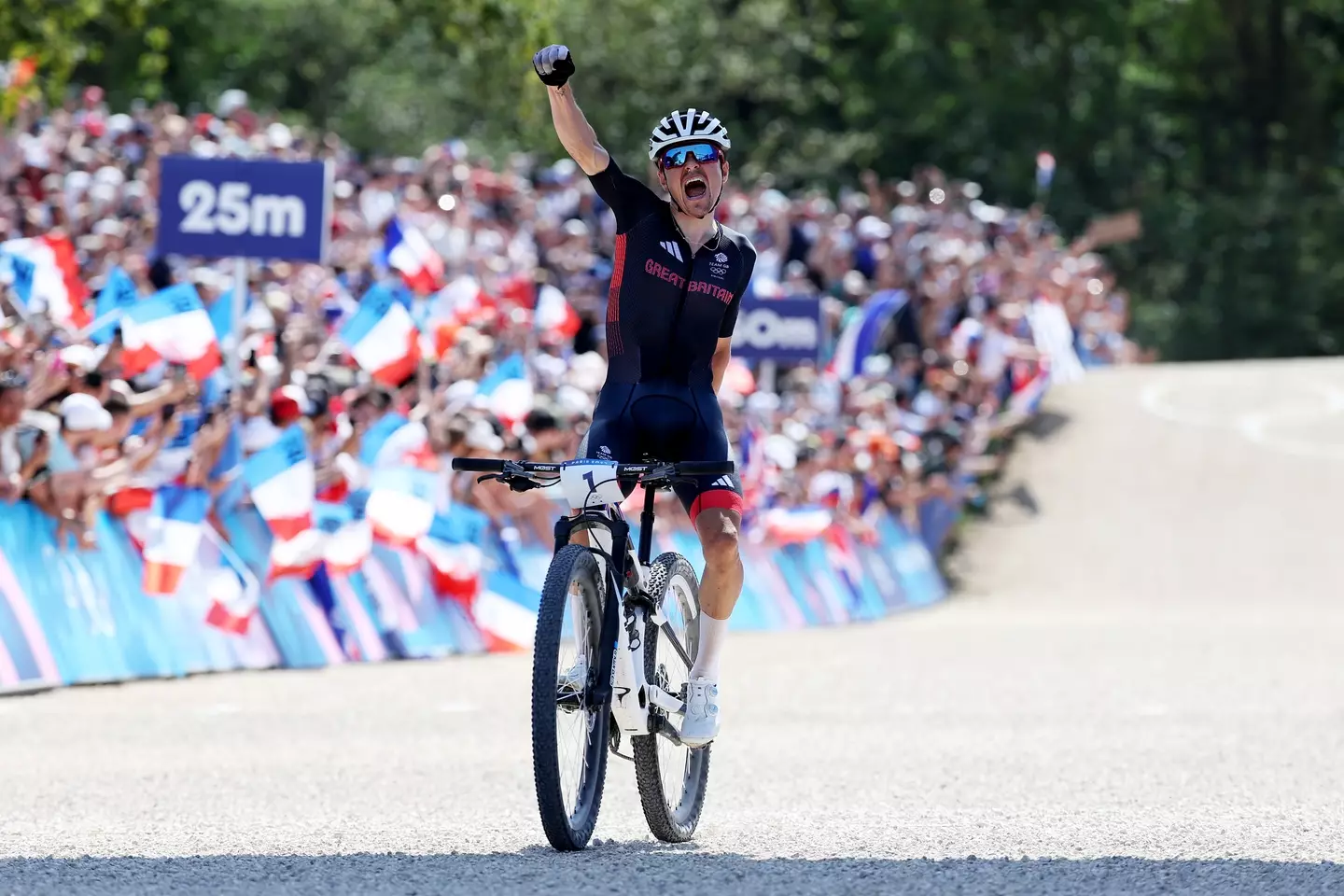 Tom Pidcock crosses the finish line to win the gold medal. Image: Getty
