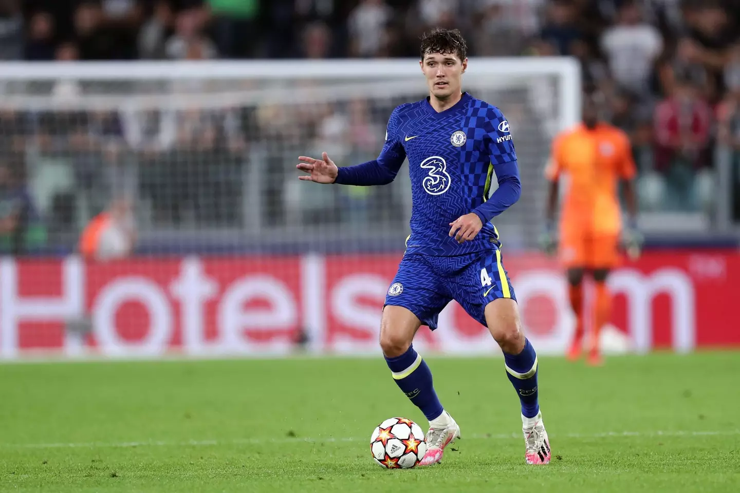 Andreas Christensen controls the ball during the Uefa Champions League Group H match between Juventus and Chelsea FC. (Alamy)