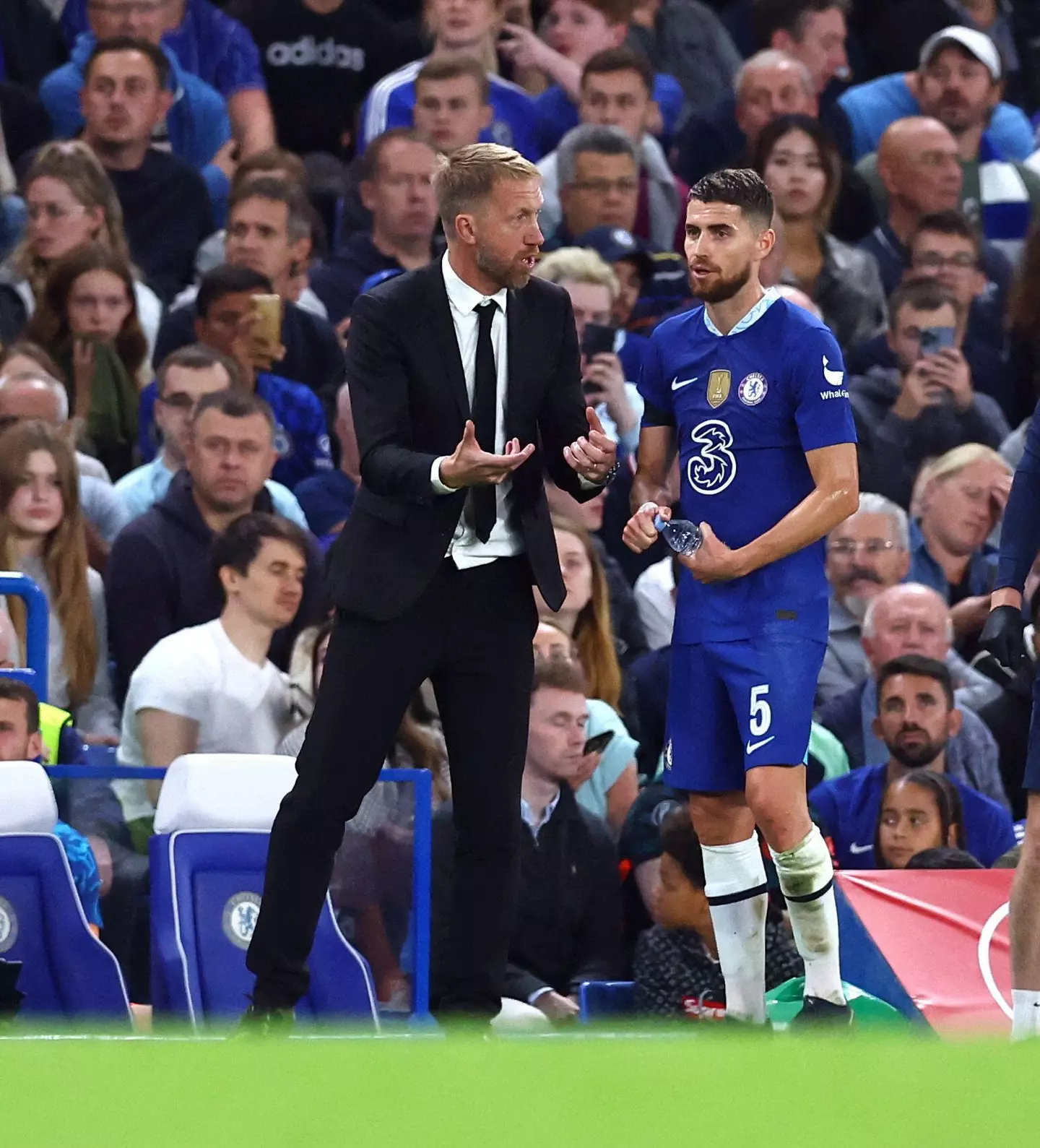 Chelsea manager Graham Potter gives instructions to Jorginho. (Alamy)