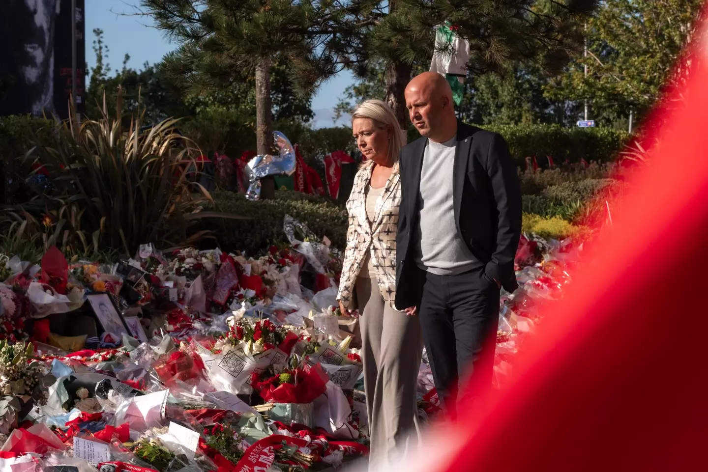 Arne Slot and his wife pay their respects to Diogo Jota at Anfield. Image: Getty