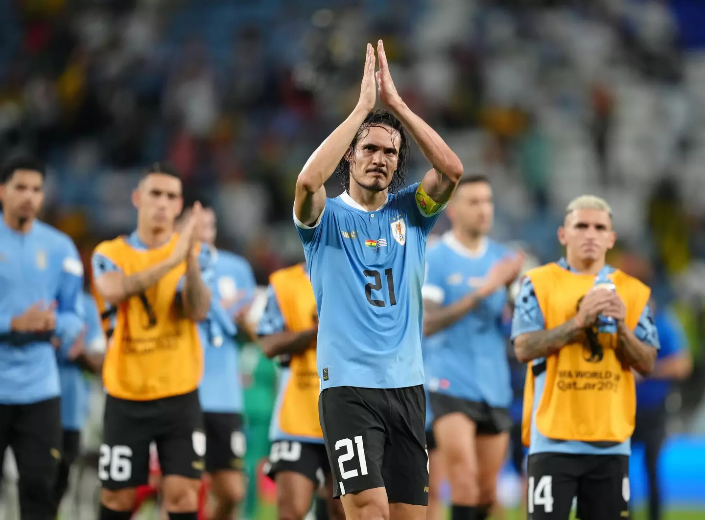 Edinson Cavani applauds the fans after the final whistle. Image: Alamy