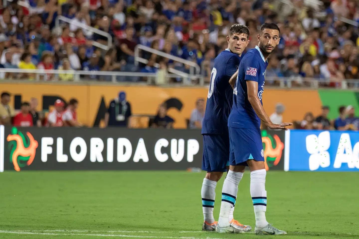 Christian Pulisic (10 Chelsea) and Hakim Ziyech (22 Chelsea) prepare for a free kick. (Alamy)
