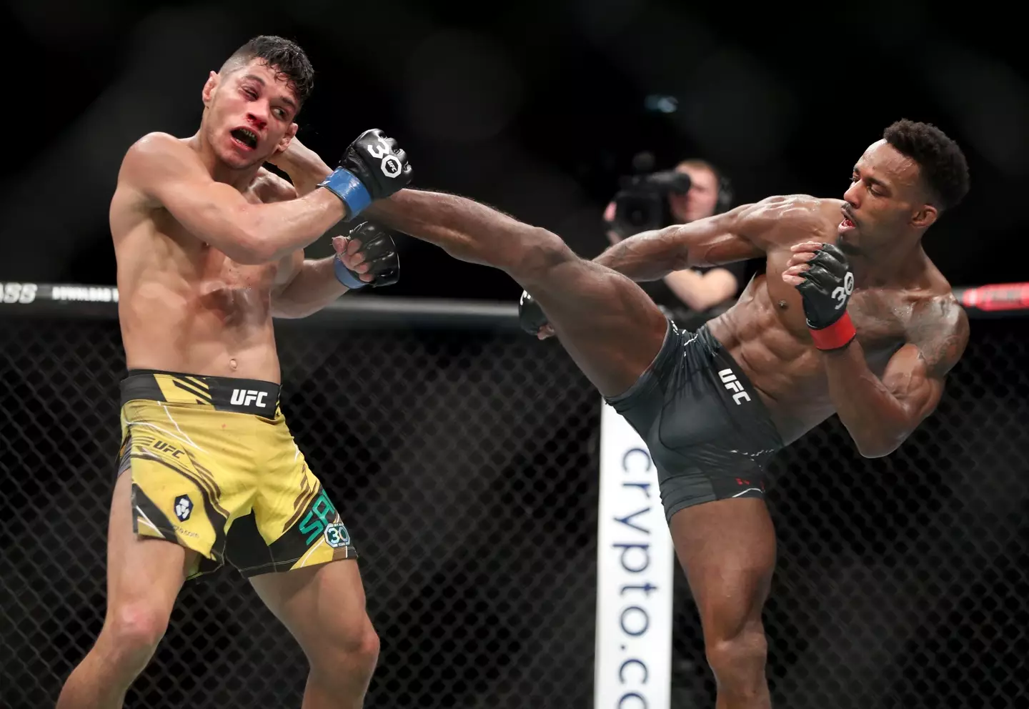Lerone  Murphy lands a kick. Image: Alamy