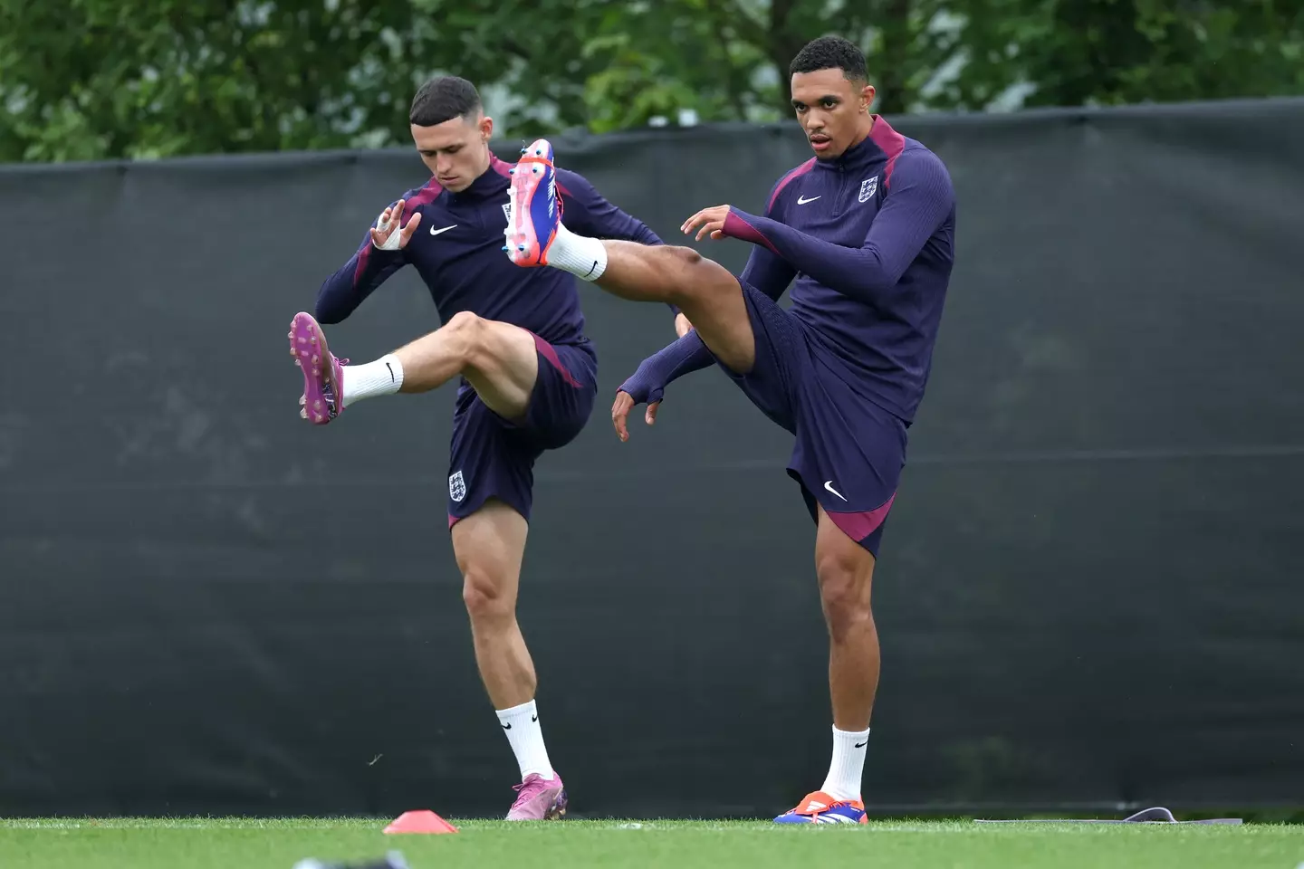Phil Foden y Trent Alexander-Arnold en Inglaterra entrenando. Foto: Getty