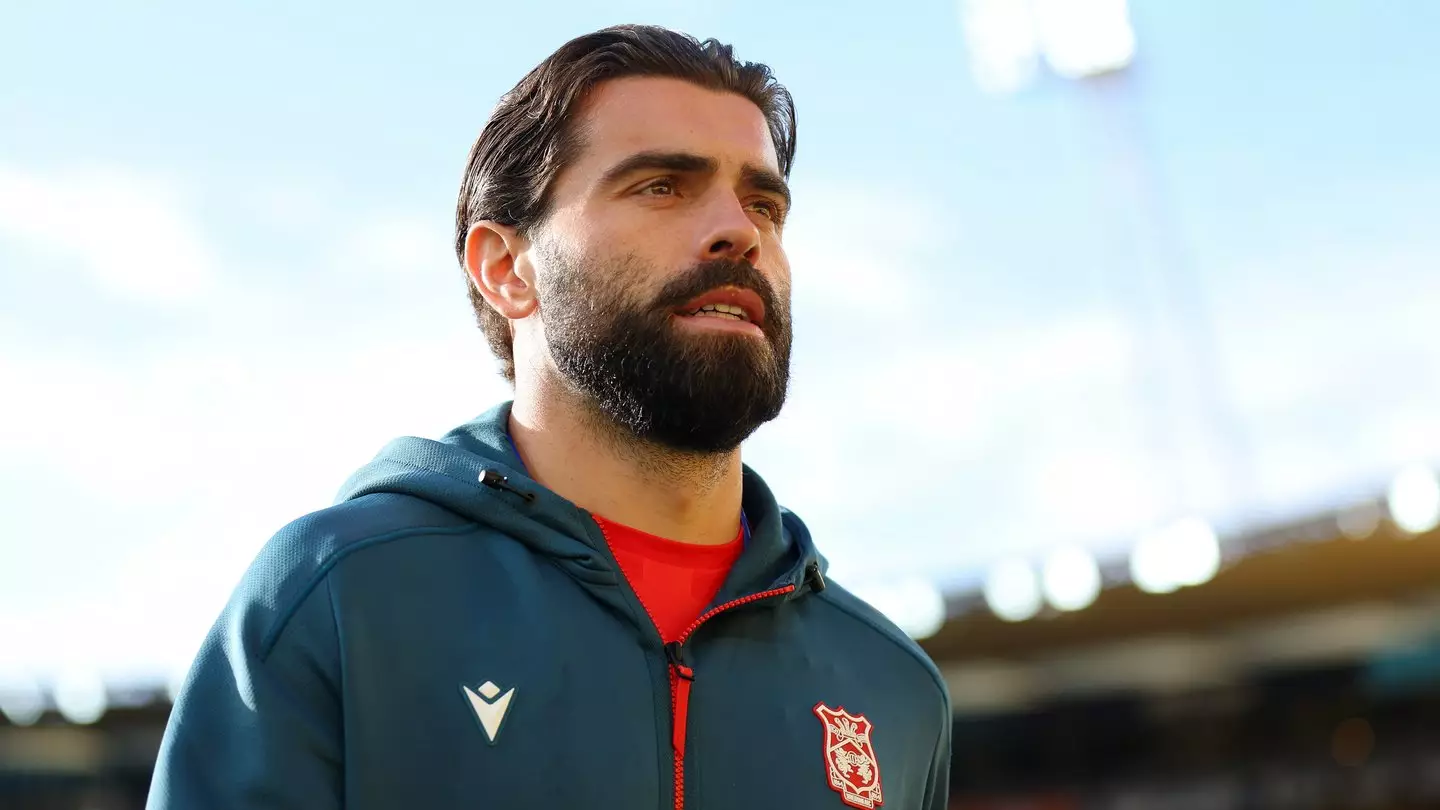 Elliot Lee 'Fires Shots' at Wrexham After Completing Deadline Day Exit