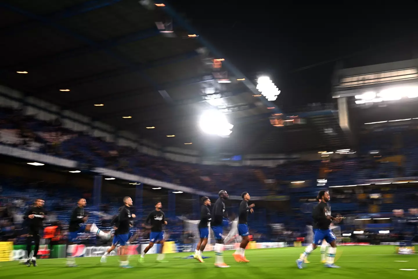 General view of Chelsea players during the warm up before the match. (Alamy)
