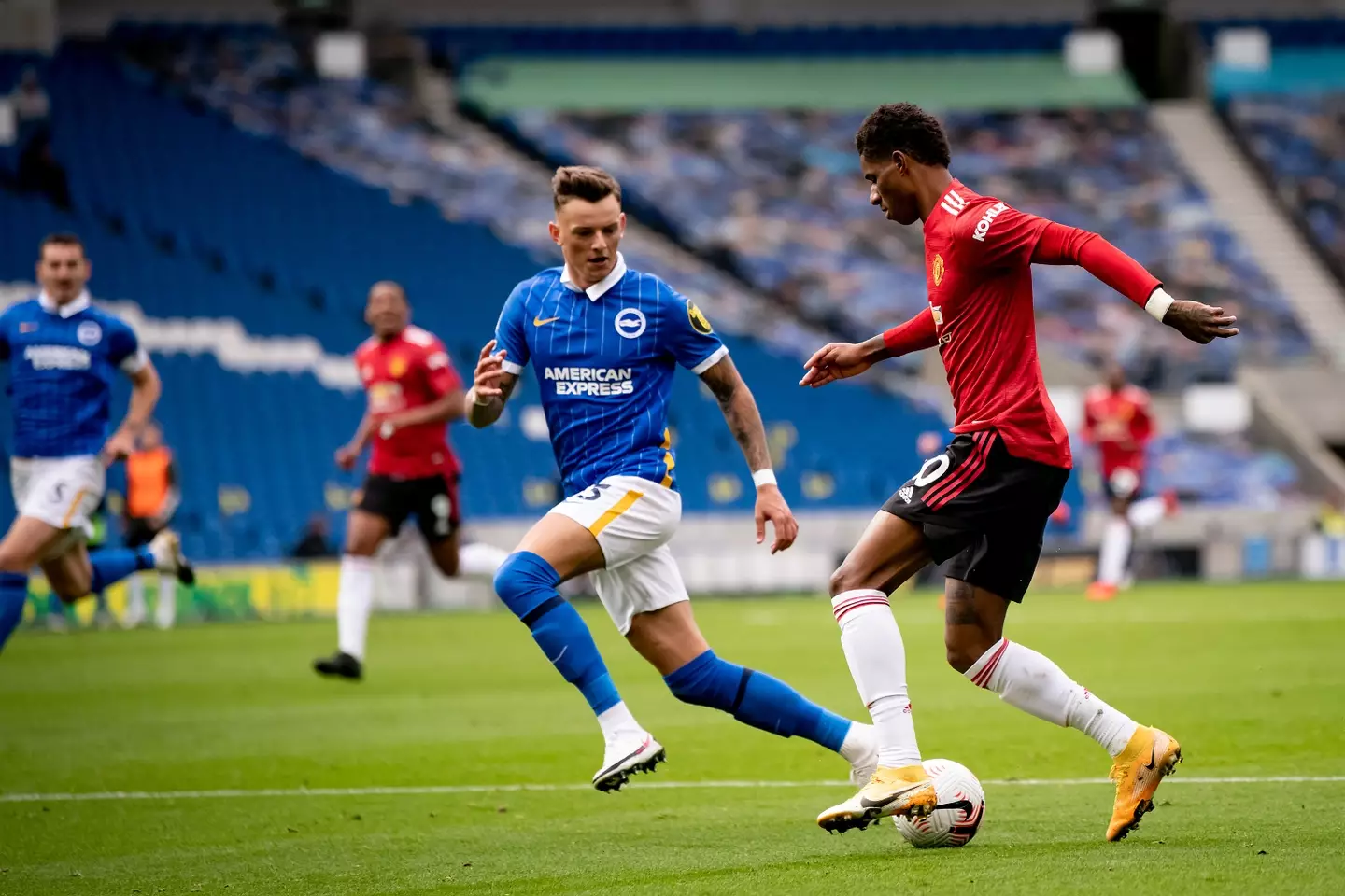 Ben White up against Marcus Rashford. Image: Getty