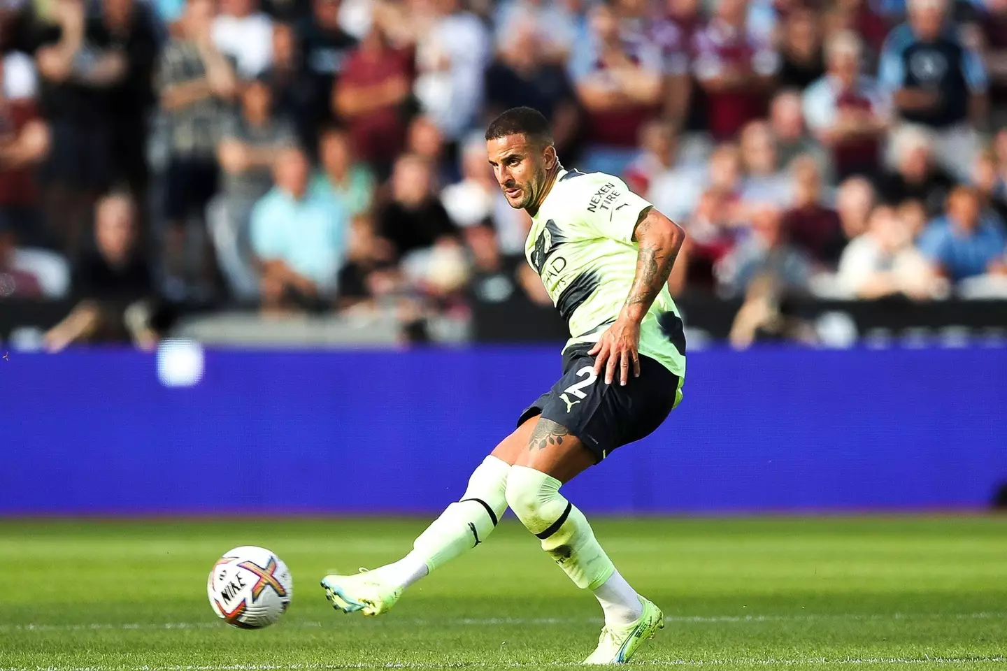 Kyle Walker in action for Manchester City. (MI News & Sport / Alamy)