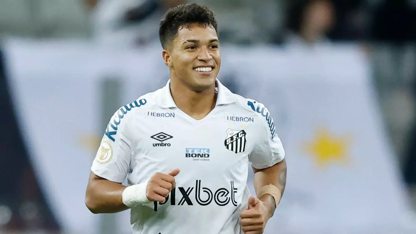 Pundit Claims Brazilian Teenager Who Loves Man United's Ronaldo Is Set To Join Liverpool