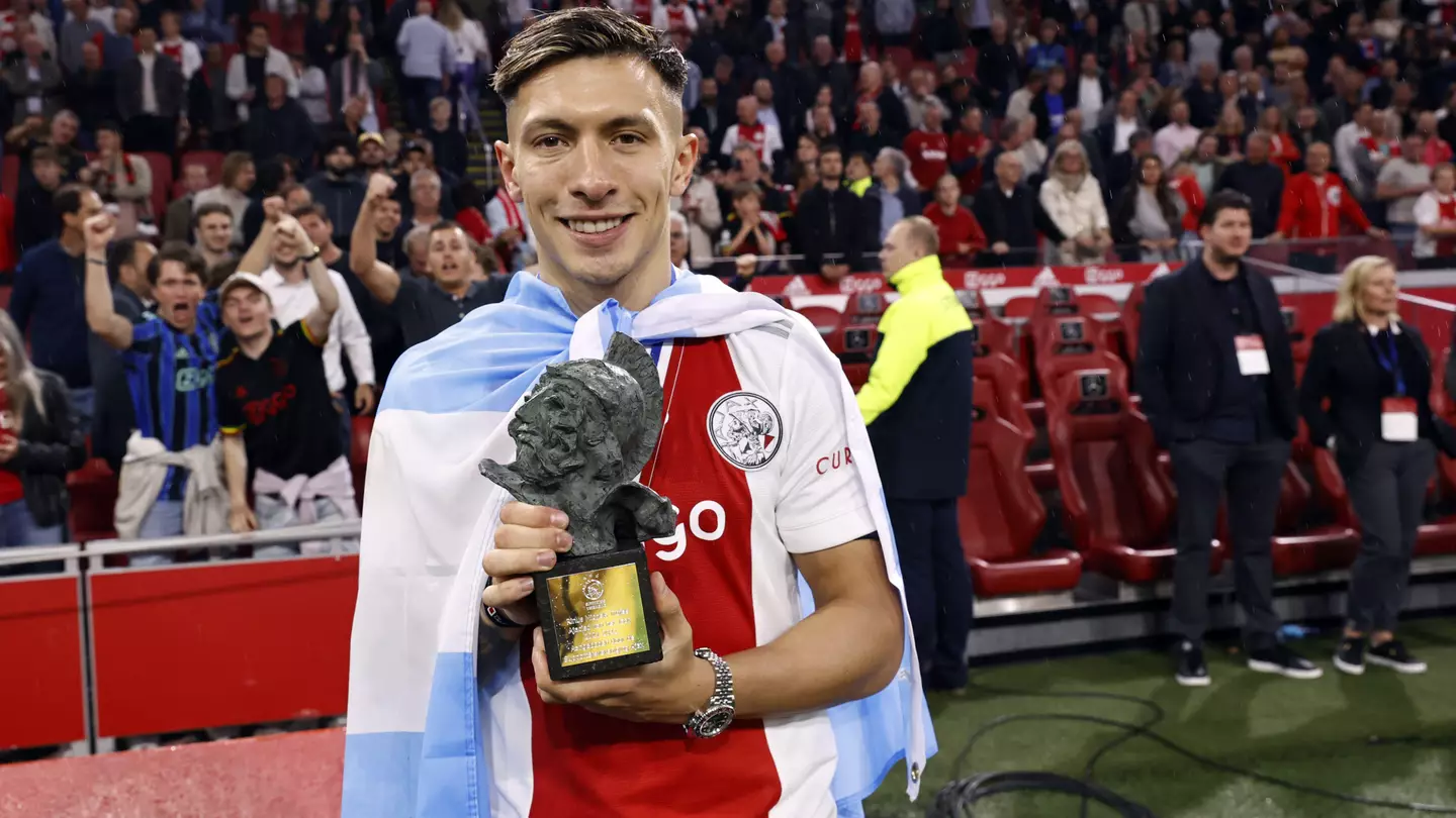 Lisandro Martinez of Ajax with the Rinus Michels award. (Alamy)