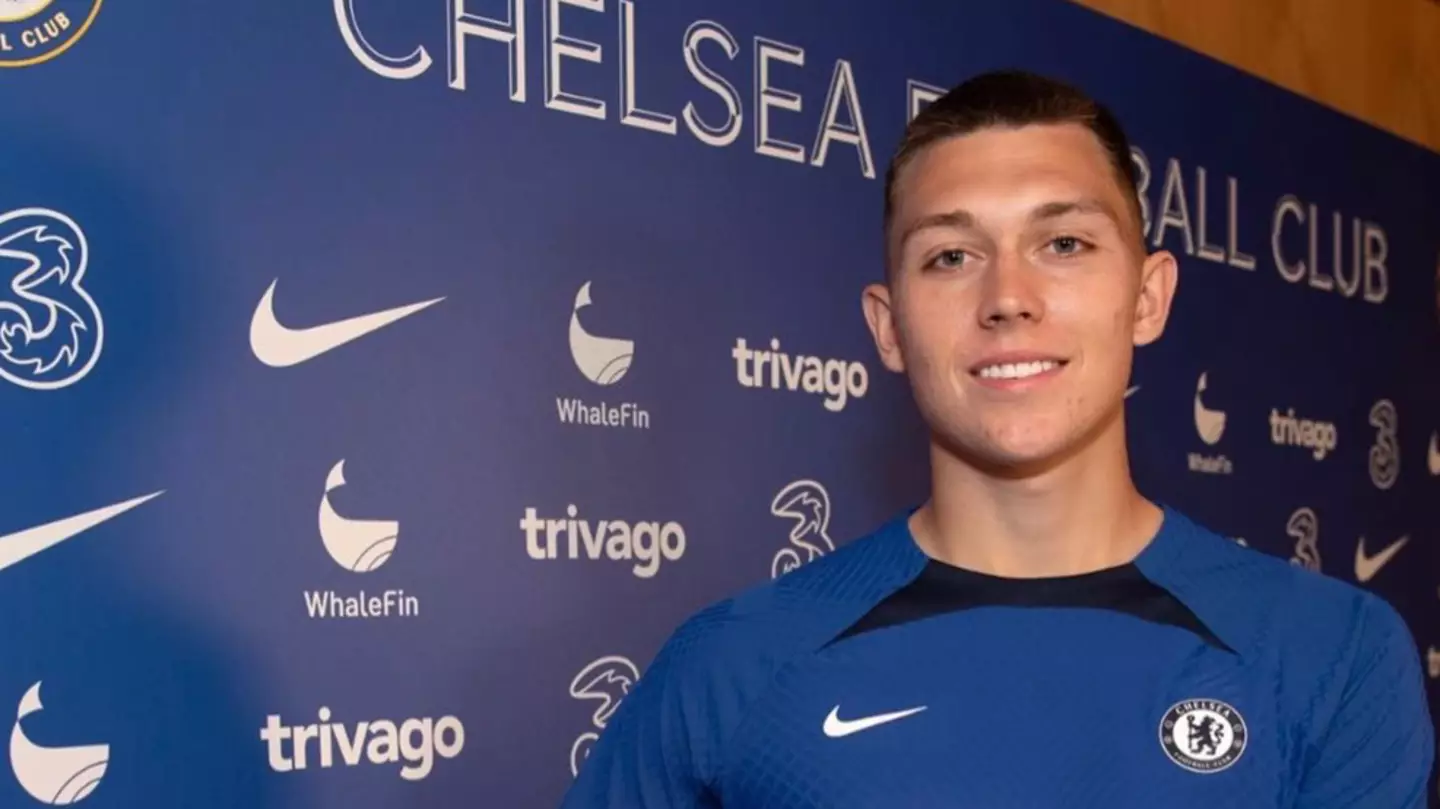 Gabriel Slonina posing with his new Chelsea shirt. (Chelsea FC)