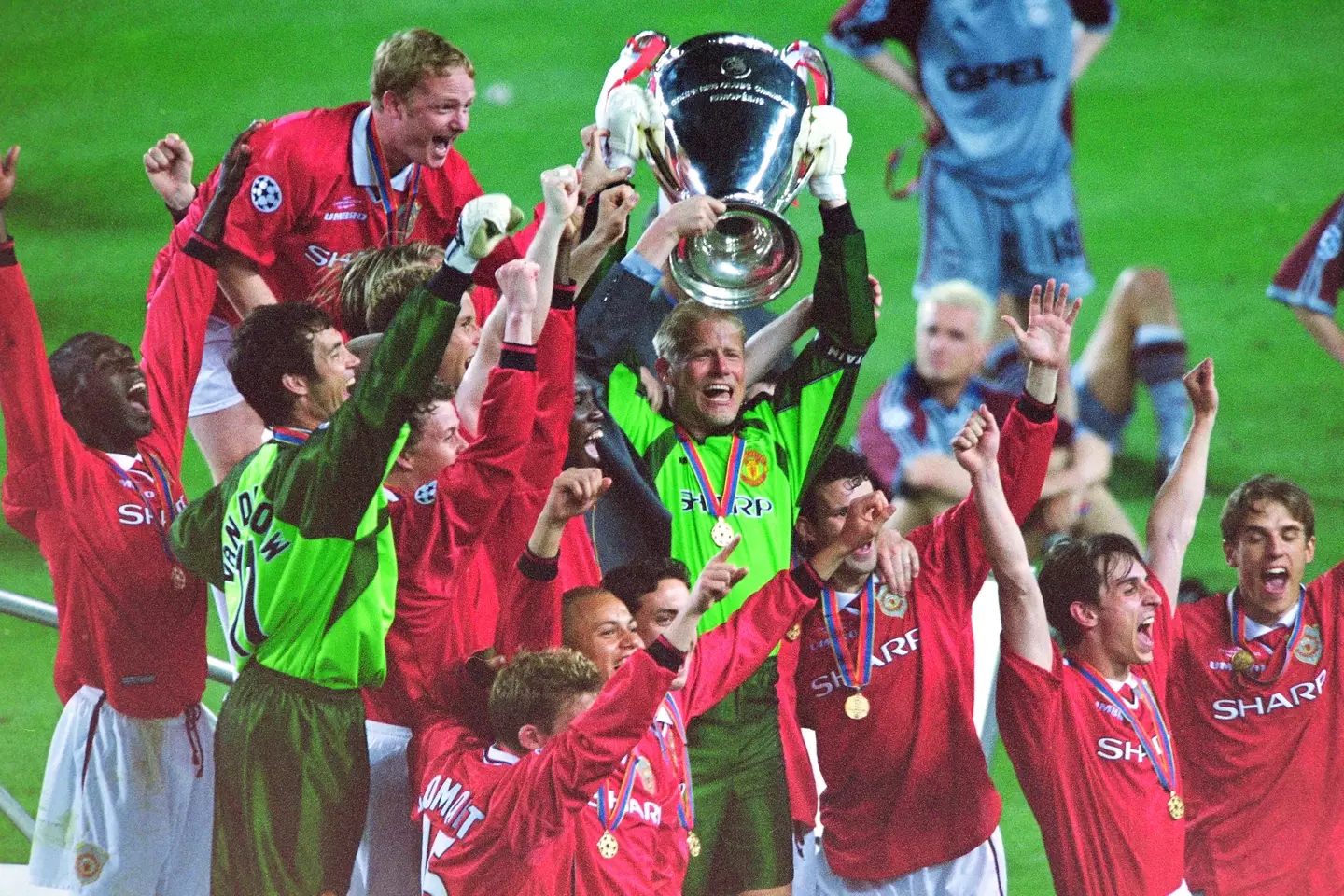 Manchester United defeated Bayern Munich 2-1 in the 1999 UEFA Champions League final.