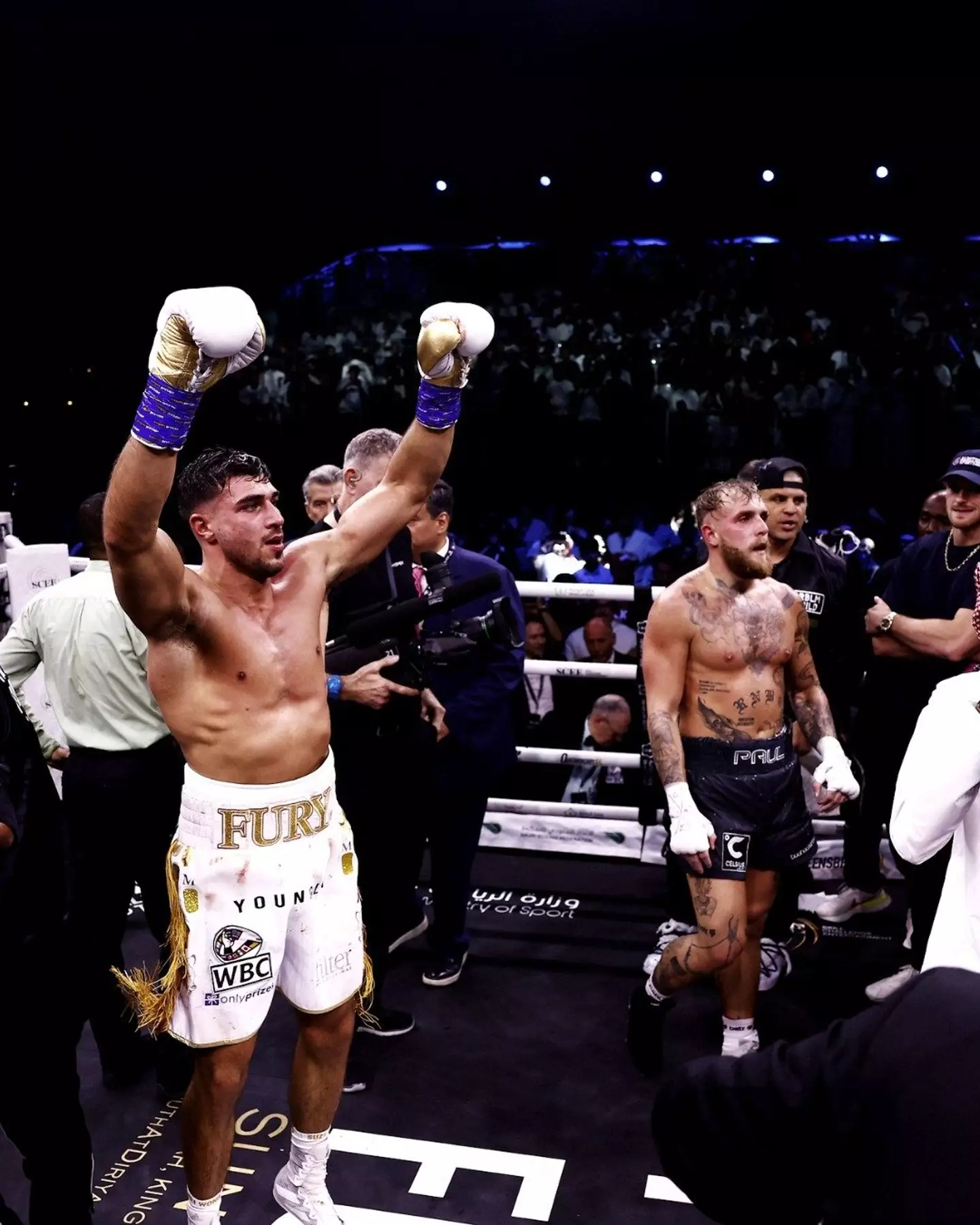 Tommy Fury raises his arms after beating Jake Paul. Image: DAZN