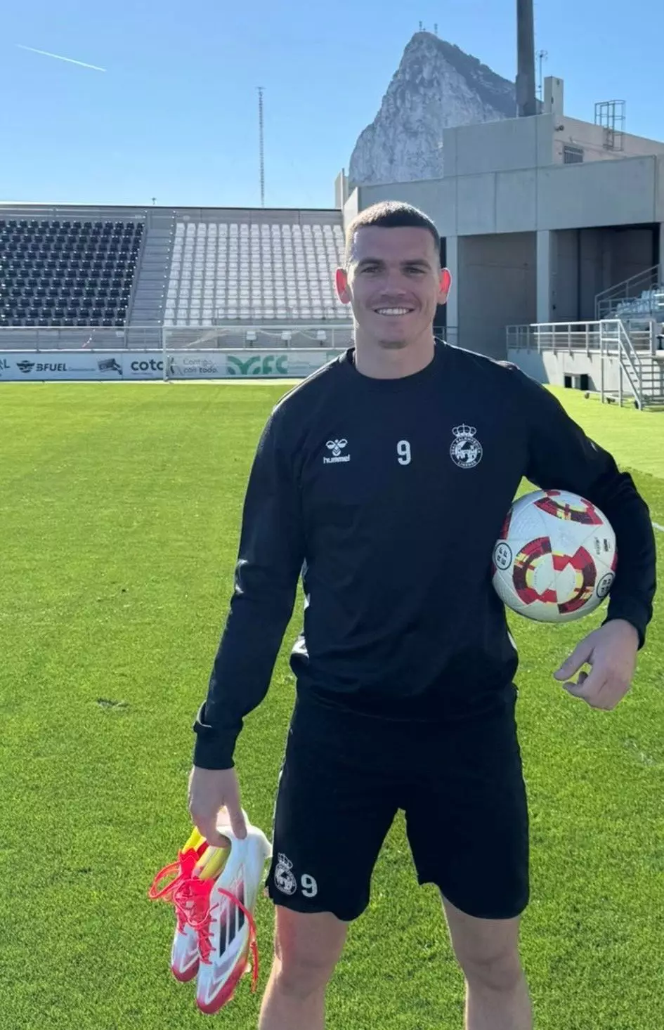 Harper at the idyllic Estadio Municipal de La Línea; home of Linense.