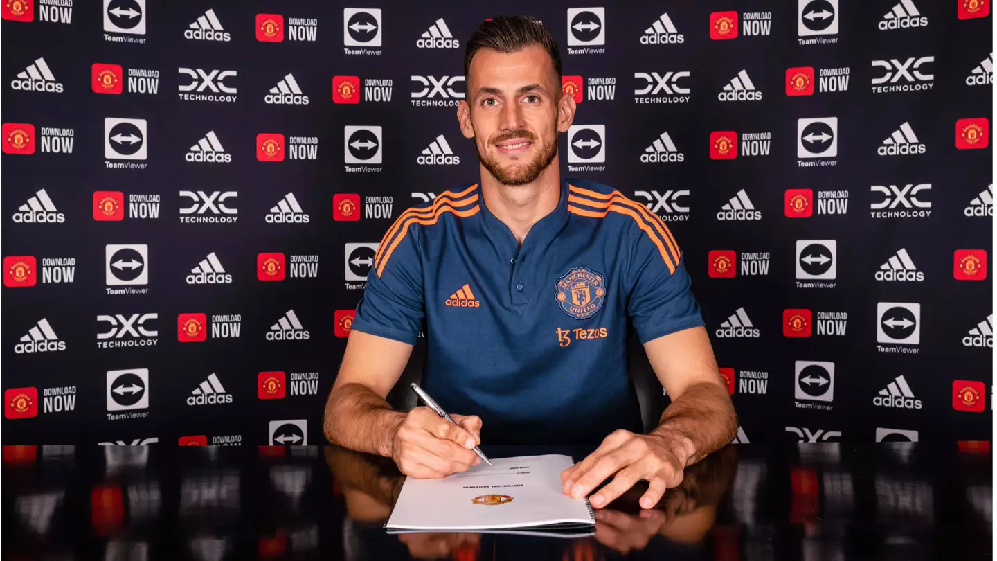 Manchester United officially announce signing of Martin Dubravka on loan from Newcastle