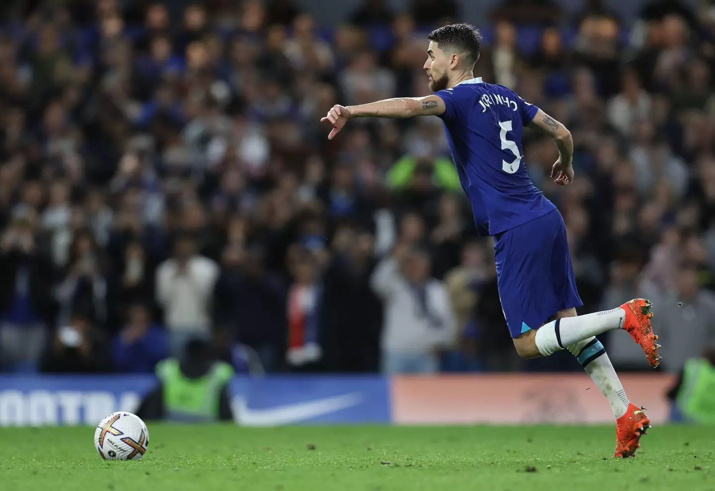 Jorginho taking a penalty against Manchester United earlier this season. (Image