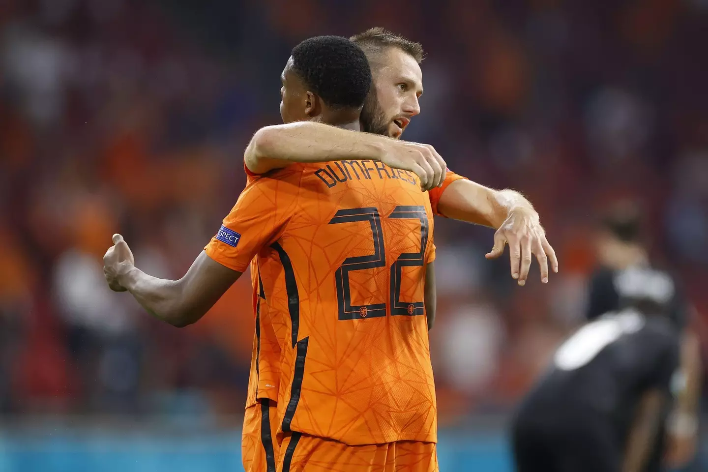 Denzel Dumfries and Stefan de Vrij embracing with their national team, Netherlands. (Alamy)