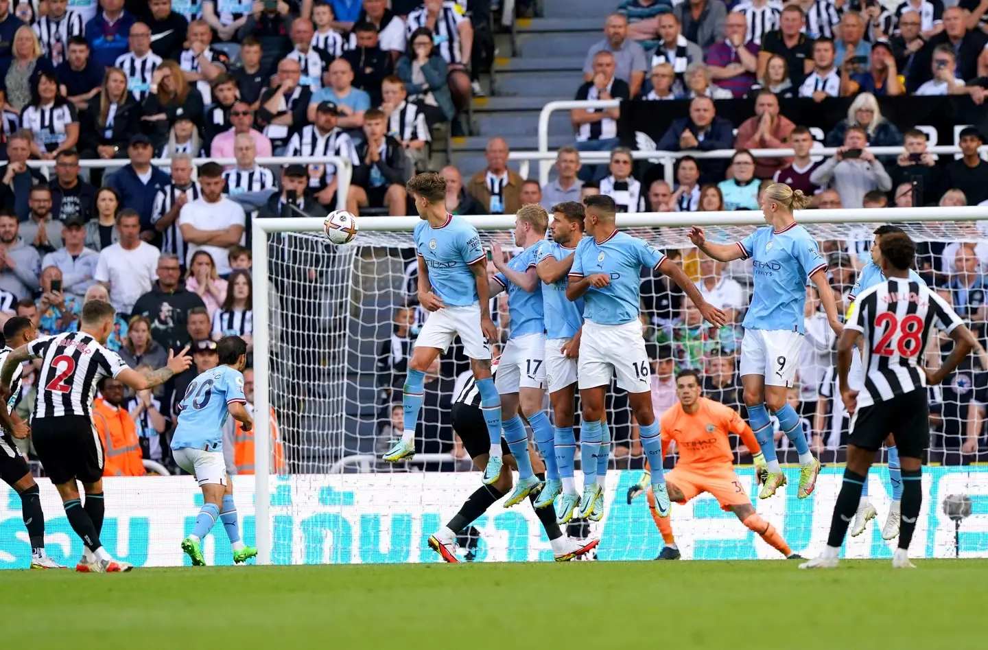 Kieran Trippier bends a free-kick over the Manchester City wall to make it 3-1. (Image