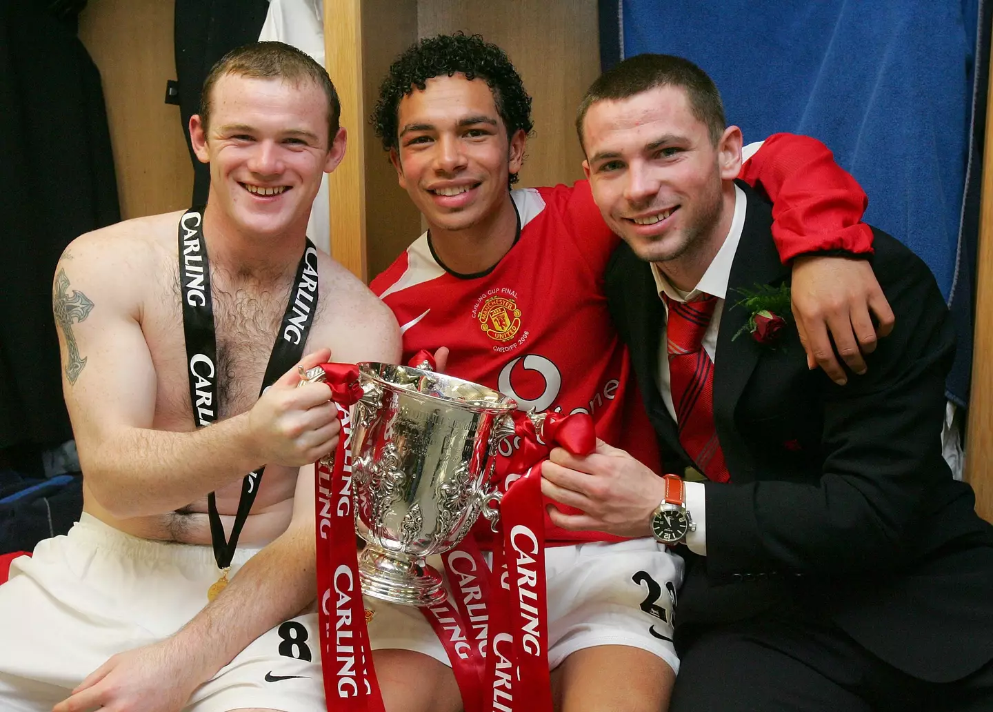 Richardson alongside Wayne Rooney and Phil Bardsley holding the League Cup. (Image