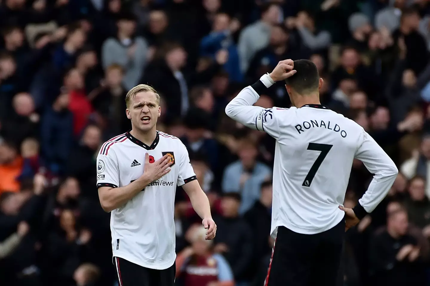 Van de Beek exchanges words with Cristiano Ronaldo. (Image