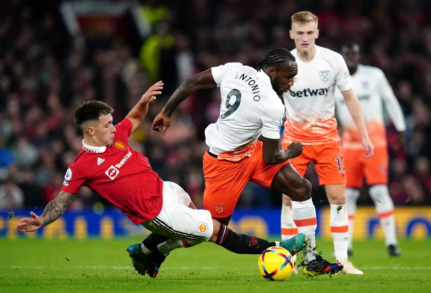 Martinez tackles Antonio, who replaced Scamacca in the second half. (Alamy)